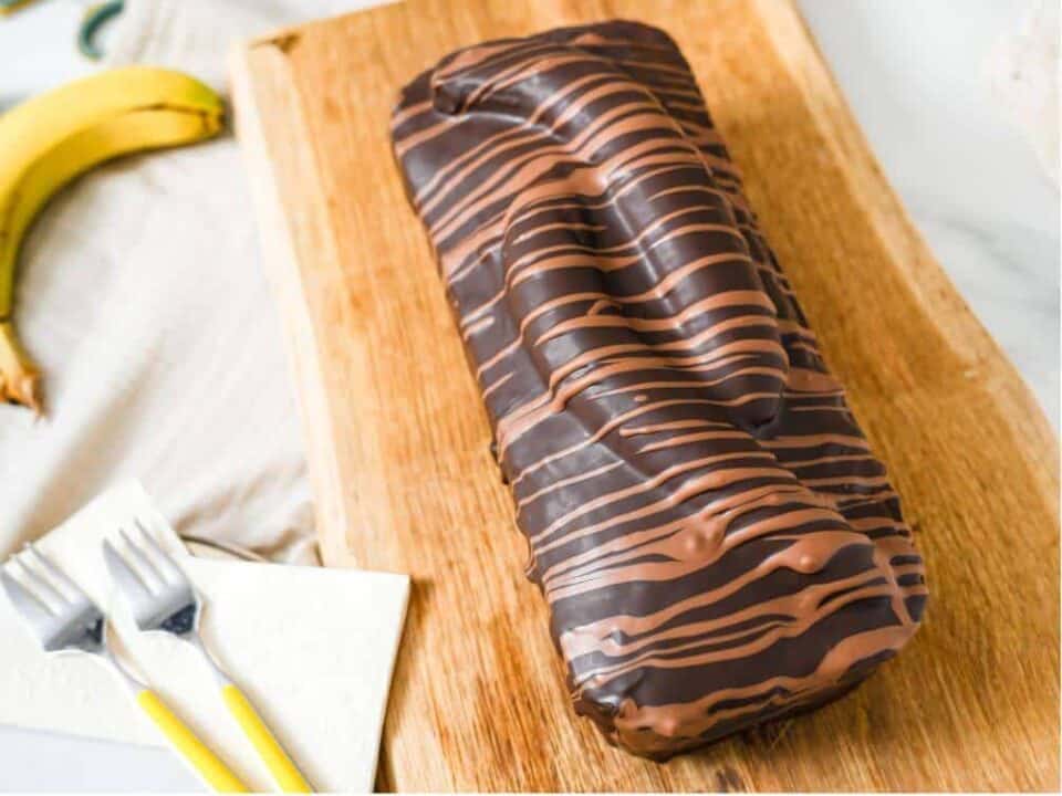 Bananenkuchen mit Schokolade und Marzipan